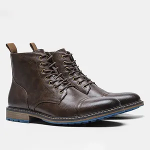 Detalle de perfil lateral de botas Martin marrones para hombre con suela resistente