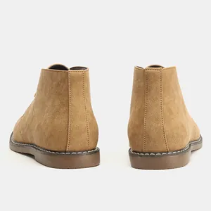 Vista posterior de botas desert vintage de gamuza marrón claro para hombre