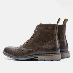 Vista lateral de botas Martin marrones para hombre con textura de cuero y suela antideslizante