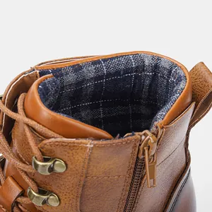 Détail d'une bottine Martin marron pour homme avec doublure à carreaux et fermeture éclair