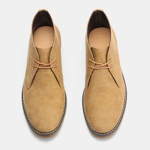 Vista superior de las clásicas botas safari para hombre en ante marrón con cordones finos