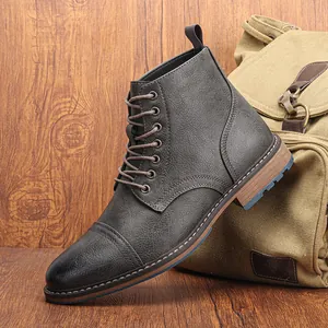Détail de bottines Martin grises vintage pour hommes avec lacets et finition texturée.