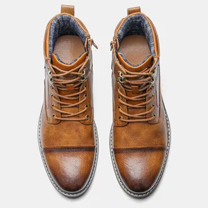 Vue de dessus détaillée de bottines Martin en cuir marron vintage brossé pour homme