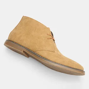 Vista lateral detallada de una bota desert para hombre en gamuza color arena con cordones