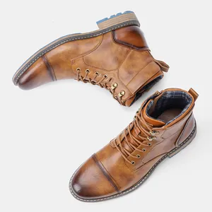 Vue de dessus de bottines Martin vintage en cuir marron pour hommes avec fermeture