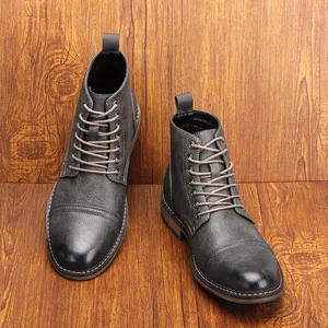 Vue détaillée de bottes Martin en cuir gris de style britannique sur fond bois chic