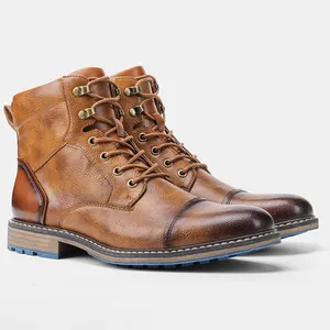 Détail latéral des bottes de travail vintage en cuir brun patiné pour hommes avec lacets