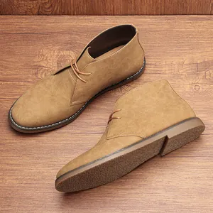 Botas safari clásicas de ante camel para hombre sobre fondo de textura de madera