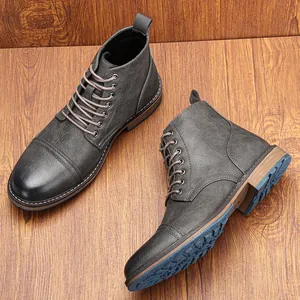 Vue détaillée des bottines Martin grises pour hommes avec semelle antidérapante en cuir
