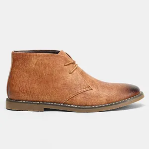 Vista lateral detallada de una bota safari marrón vintage para hombre con textura de cuero
