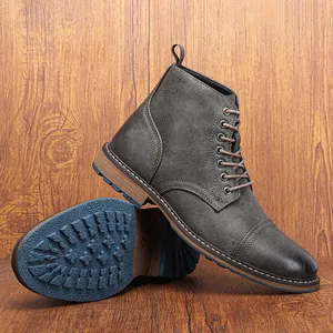 Vue de côté de bottines Martin grises pour hommes avec semelle bleue antidérapante