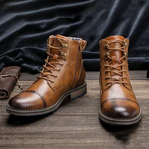 Détail de bottes en cuir marron vintage pour hommes avec lacets et fermetures éclair latérales