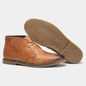 Vista detallada de las botas de desierto marrones para hombre con perfil y suela texturizada.