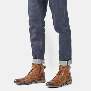 Bottines vintage en cuir brossé pour homme, portées avec un jean pour un look