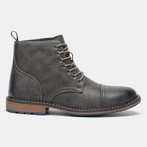 Détail de profil latéral de bottines Martin en cuir gris pour hommes style britannique