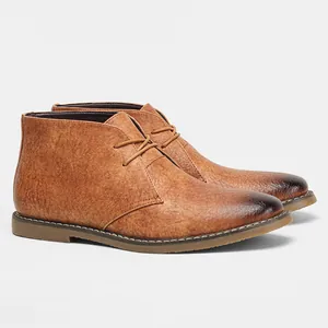 Primer plano de botas desert para hombre en color marrón vintage con textura de cuero.