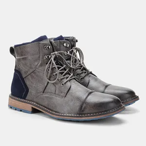 Vue latérale de bottines Martin vintage pour hommes en gris avec détails en daim bleus
