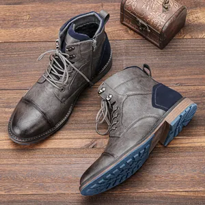 Vue détaillée de bottines rétro en cuir pour homme avec semelle bleue sur bois