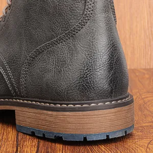 Gros plan du talon d'une botte en cuir pour homme montrant les coutures et la semelle