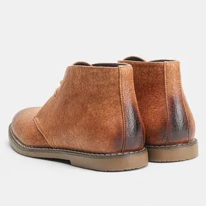 Vista trasera de botas desert de cuero marrón vintage para hombre con textura fina