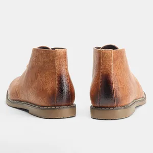 Vista posterior detallada de elegantes botas de desierto de cuero marrón vintage para hombre