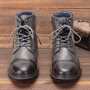 Vue de face bottines Martin vintage en cuir vieilli pour homme sur bois