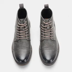 Vue de dessus des bottines Martin classiques en cuir gris vieilli pour hommes à lacets