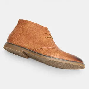 Bota desert vintage de cuero marrón con acabado texturizado y suela