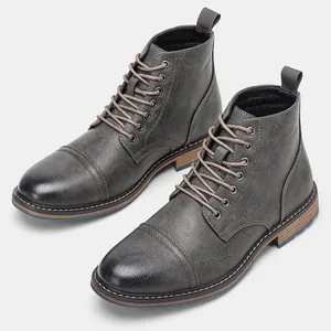 Vue détaillée de bottines Martin en cuir gris vieilli avec lacets style anglais