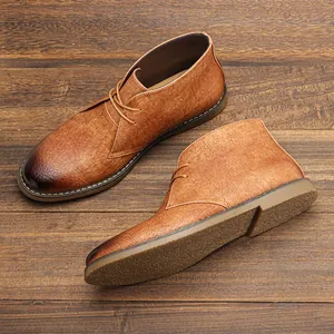 Primer plano detallado de botas safari vintage de cuero para hombre con acabado texturizado