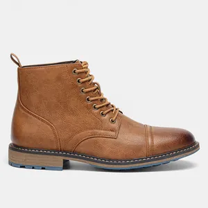 Vista lateral detallada de las clásicas botas Martin de cuero marrón con suela antideslizante