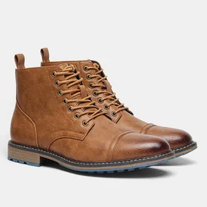 Vista lateral de botas Martin clásicas de cuero marrón con suela azul antideslizante