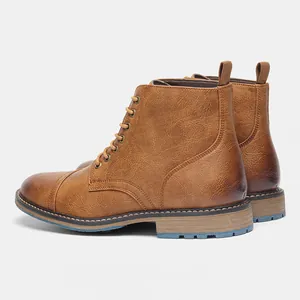 Detalle de botas Martin marrones para hombre en cuero sintético con suelas de goma.