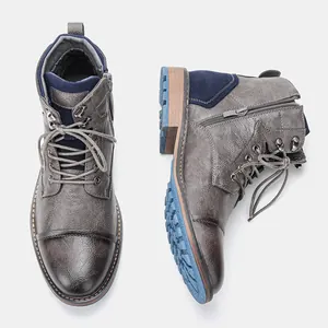 Vue détaillée de bottines en cuir gris vintage pour hommes avec semelle bleue