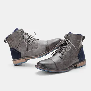 Vue détaillée des bottines vintage pour hommes avec semelle bleue contrastée