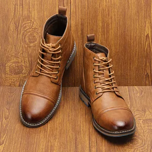 Par de botas Martin para hombre en cuero marrón con cordones sobre fondo de madera veteada