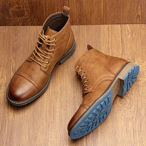 Vista detallada de botas Martin marrones para hombre con suela azul antideslizante.