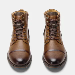 Vue de face de bottines en cuir marron pour hommes avec finition vintage et zip