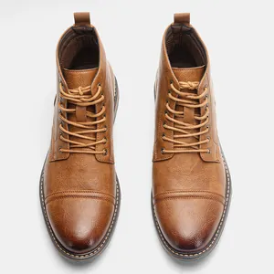 Vista superior de botas Martin de cuero marrón para hombre de estilo británico clásico