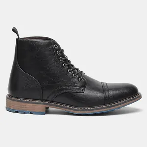 Vista lateral detallada de las botas Martin negras para hombre con suela antideslizante