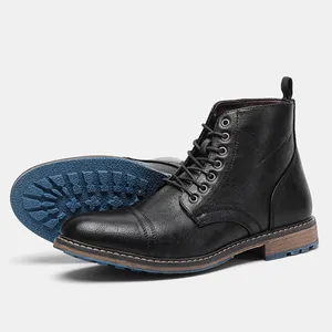 Vista del lateral y la suela azul de botas negras con cordones para hombre estilo inglés.