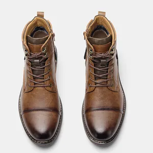 Vue de dessus de bottines Martin en cuir marron vintage avec lacets et fermetures éclair