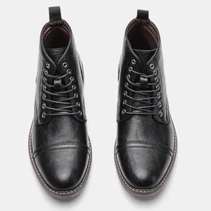 Vista superior de botas Martin negras con cordones y acabado de cuero texturizado