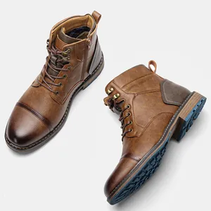 Détail montrant la fermeture éclair latérale et la texture vintage des bottes en cuir