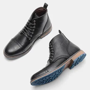 Vista detallada de botas de cuero negro para hombre con suela de goma azul antideslizante