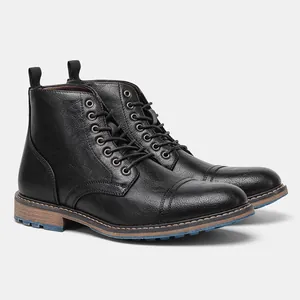 Detalle de vista lateral de botas Martin clásicas de cuero negro para hombre con suela.
