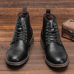 Vista detallada de las botas Martin de cuero negro para hombre con textura rugosa y cordones.