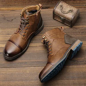 Vue détaillée de bottines Martin rétro pour hommes sur un sol en bois avec un coffret décor