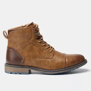 Vue latérale de bottines Martin marron vintage pour hommes avec lacets et fermeture.