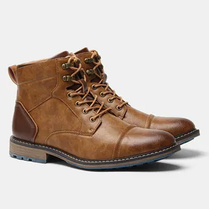 Gros plan de bottes de travail marron pour hommes au style vintage montrant le cuir et lacets